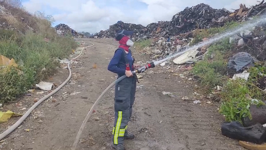 苗栗西山垃圾場大火第4天 消防頂40度高溫持續灌救