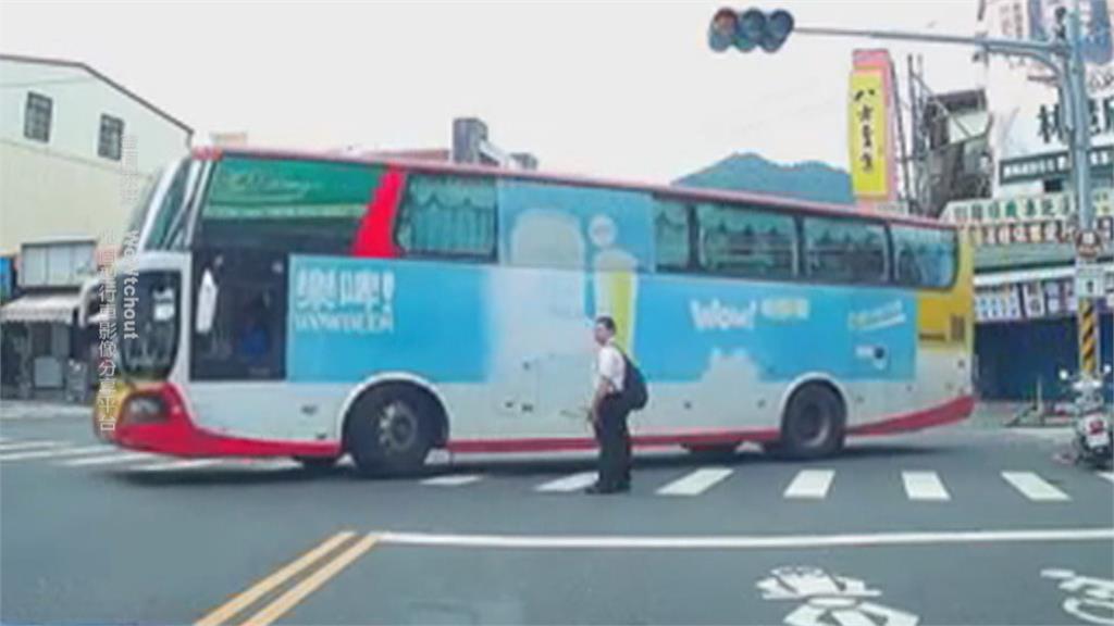 高雄公車駕駛轉彎未停讓　行人險遭撞幸及時跳開