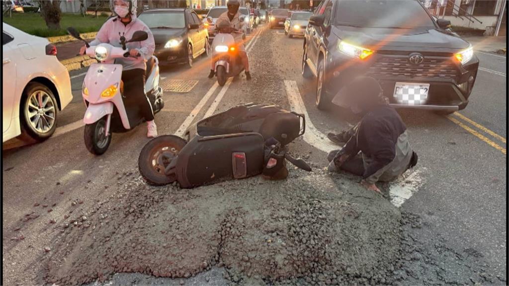 混凝土車「漏一坨」！　騎士慘摔險遭追撞險象環生