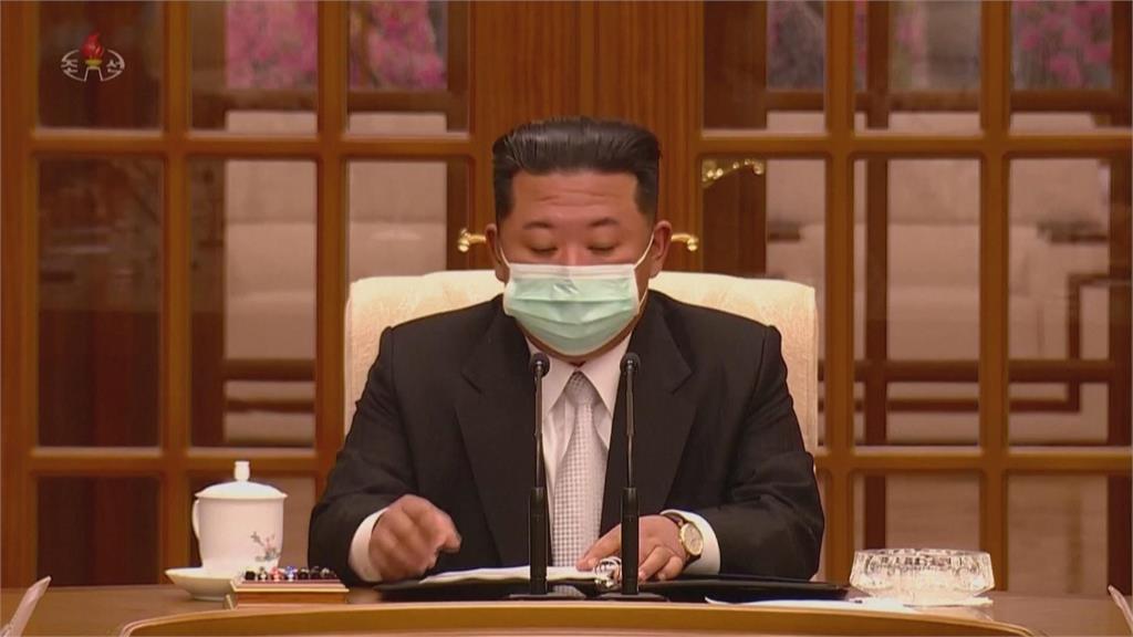 北朝鮮傳6死18萬人隔離　金正恩罕見戴上口罩