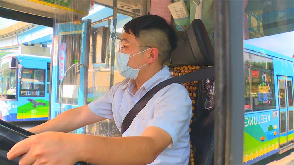 從小愛拍每輛公車的身影...如今夢想成真！　成為基隆市最年輕公車司機