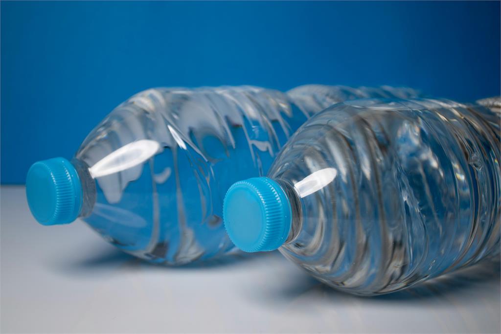 公司新同事月噴$1000「買礦泉水」他傻了!網曝「不喝飲水機」真相…超噁