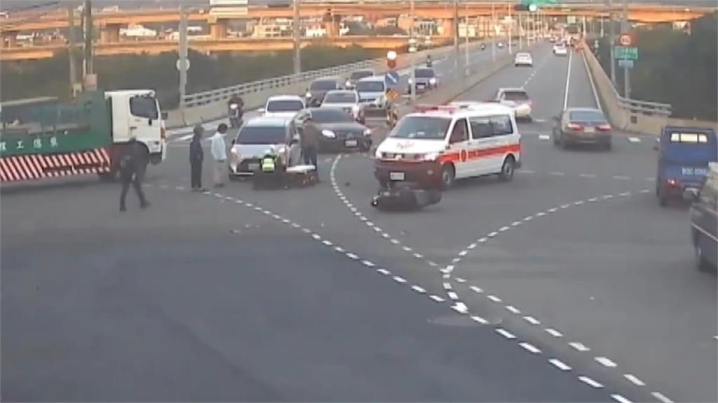 台灣最美的風景! 騎士闖紅燈撞汽車捲車底 熱心民眾合力抬車救人