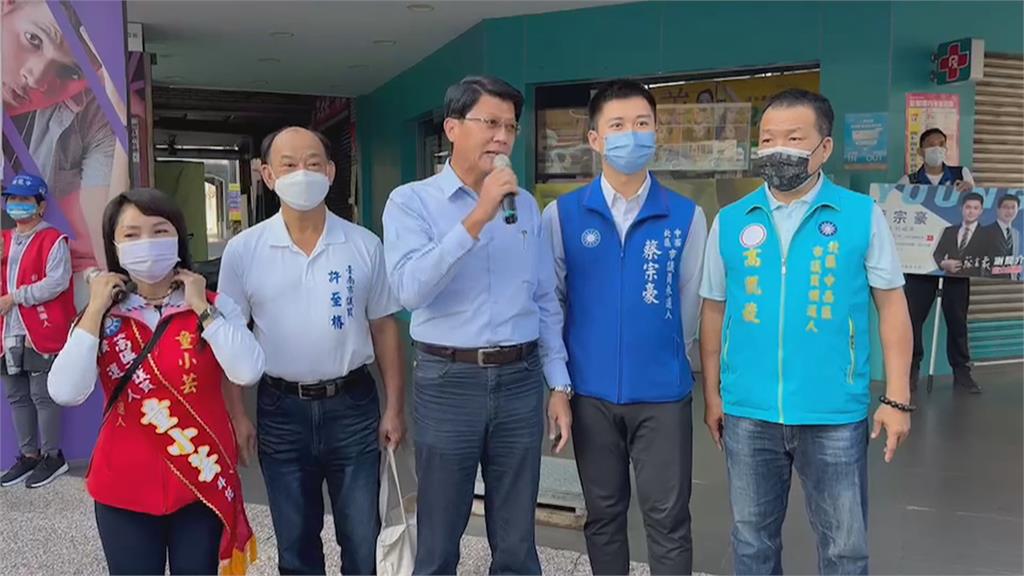 謝龍介路口開講談交通 宣傳車「錯誤示範」違規停在黃線
