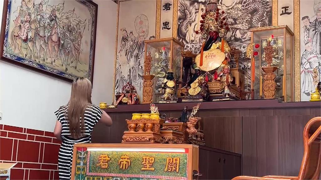 什麼深仇大恨?男五度倒車撞民宅