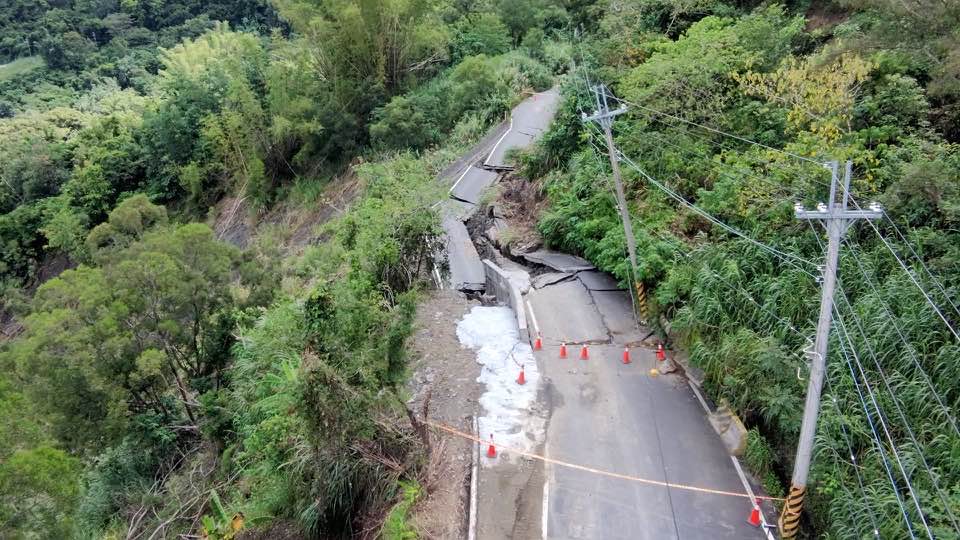 快新聞／豪雨毀路又遇颱風！台南179線坍方斷路　立委送物資進山