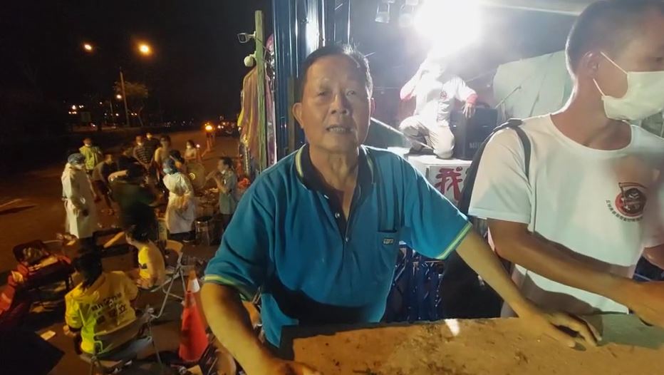 快新聞／坤輿黑衣人從山上衝下噴辣椒水、丟石塊！ 洪申翰怒轟警：為何盾牌對著鄉親？