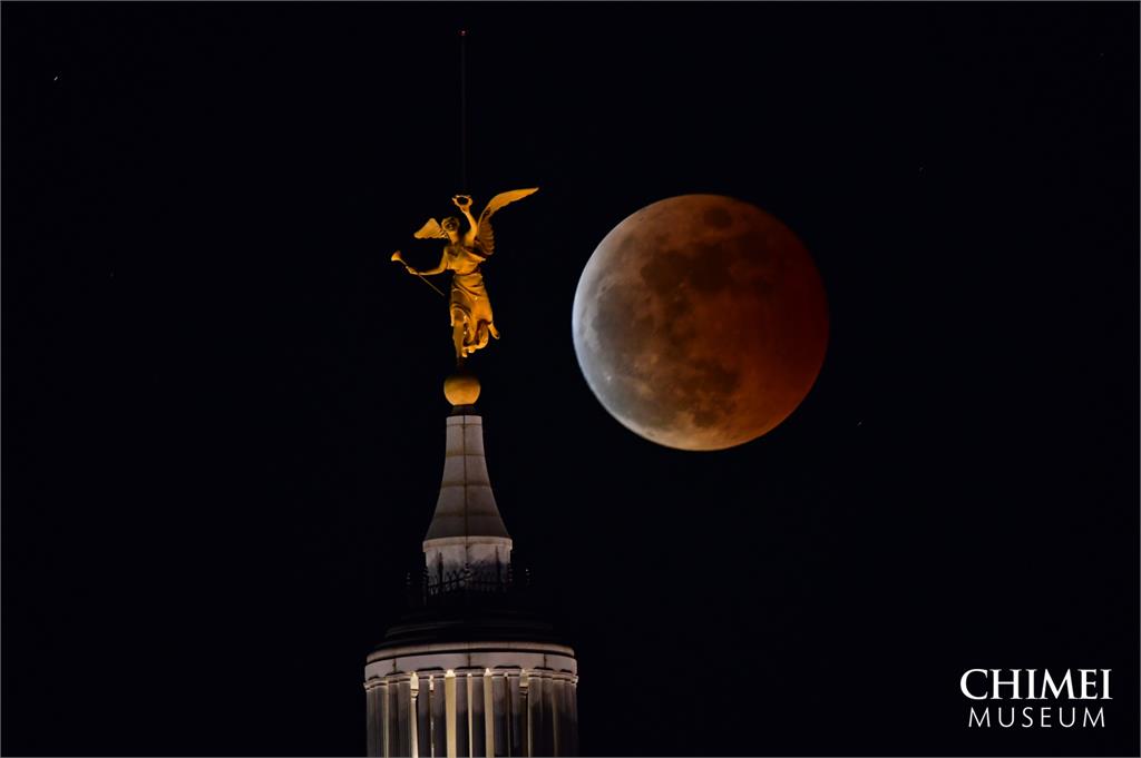 奇美博物館拍血月「榮耀天使拿紅色氣球」超魔幻　網讚：攝影師要加薪