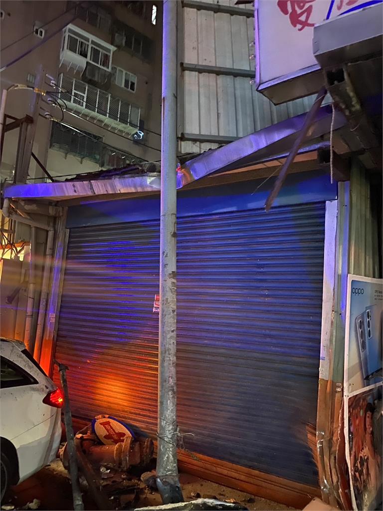 快新聞/ 三重深夜不平靜!賓士撞機車見警衝逃「自撞波及2行人」 駕駛棄車逃逸