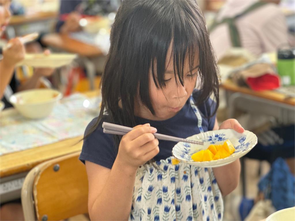 黃偉哲請日本蘋果之鄉–弘前市學童吃芒果 小朋友：還想再吃！