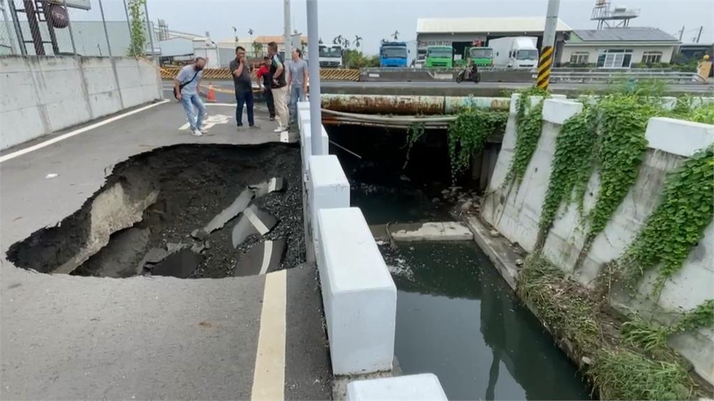 嚇!屏東萬丹頂林大排道路 驚見2公尺深巨大天坑