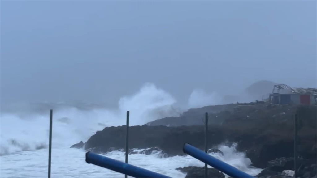 颱風重創蘭嶼　空勤直升機載工程人員挺進救災