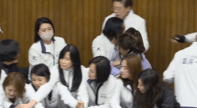 陳玉珍開戰「影視圈要飯的」金門人不忍了!啟動罷免「門檻曝光」網驚:大場面來了