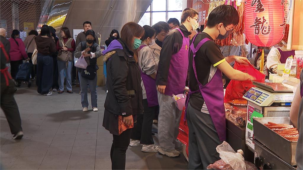 最後上班日！年前搶買年貨　南門市場人潮擠爆