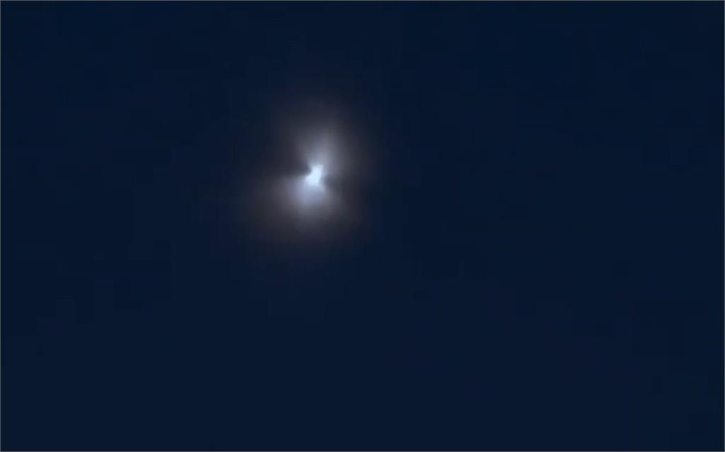 中國多地驚見UFO?「圓球裂2半」飛行畫面全曝光…氣象專家回應了