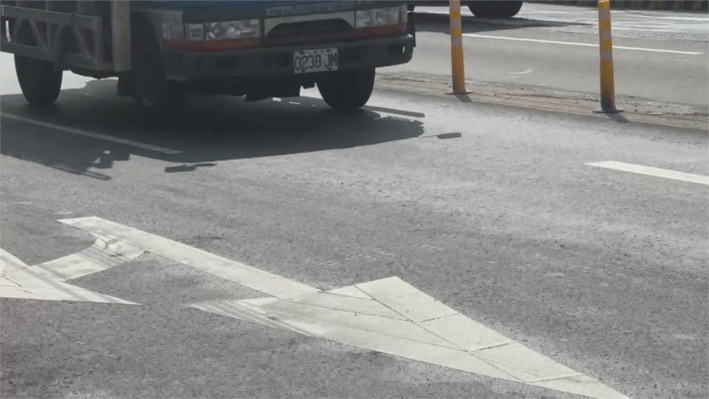 驚險場面曝！高雄騎單車老翁「突倒路中」　出勤救護車險輾過　網友：專業碰瓷？