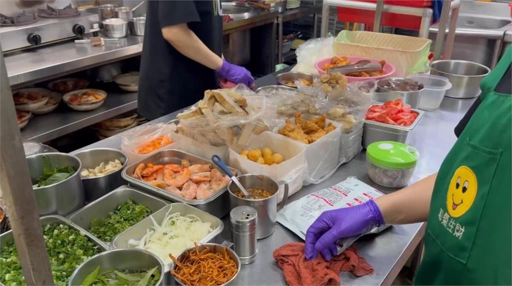 快新聞/桃園越南菜驚見蟑螂!老闆喊冤