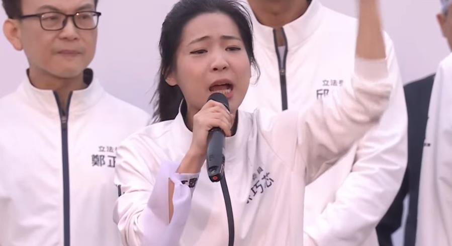 不是黃國昌…426凱道「嘶吼雨神」竟是謝龍介!眼鏡摘下「模樣認不出」網驚了