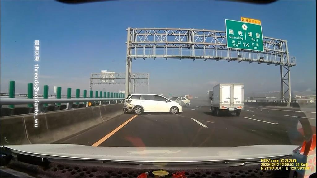 酒駕男失控自撞民宅圍牆側翻 車體變形駕駛一度受困