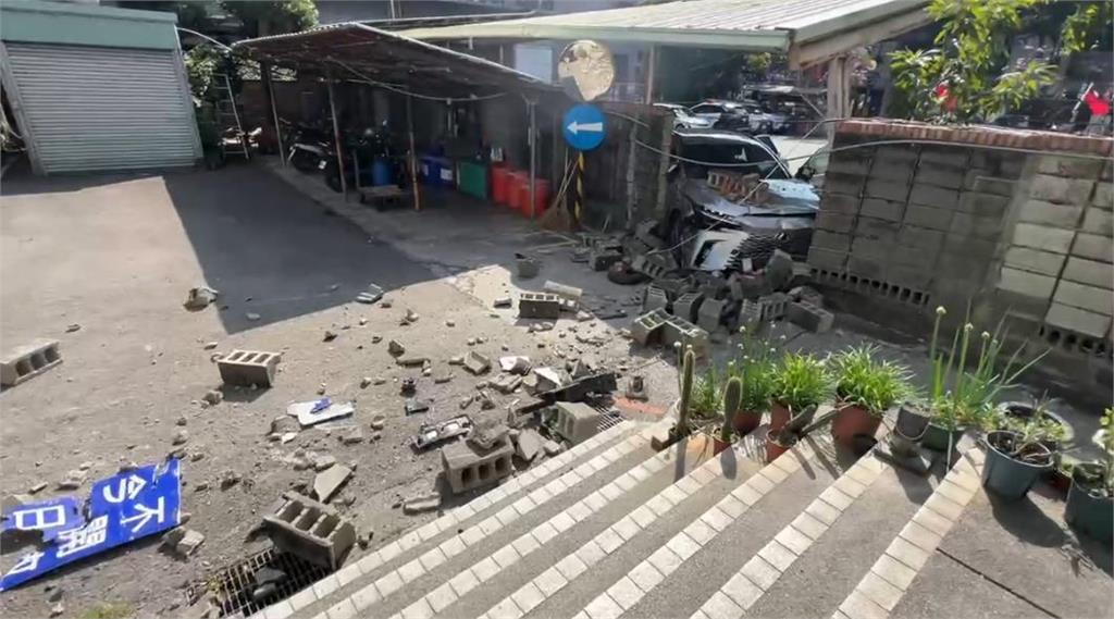 快新聞／藍營台中黨部旁出事了！休旅車爆衝撞黨部停車場　都發局員工受傷