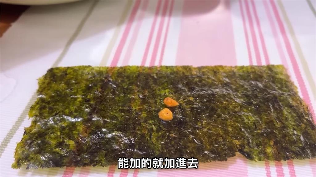 遊金門親製「15顆海膽手卷」 他奢侈一口吃笑稱:海產店賺什麼