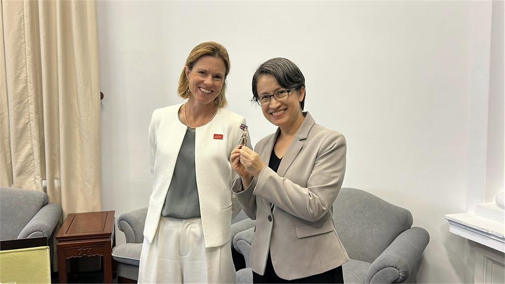 快新聞／不只賴清德拚外交！蕭美琴秀「台英雙熊」展台英情誼：不放棄與世界交朋友