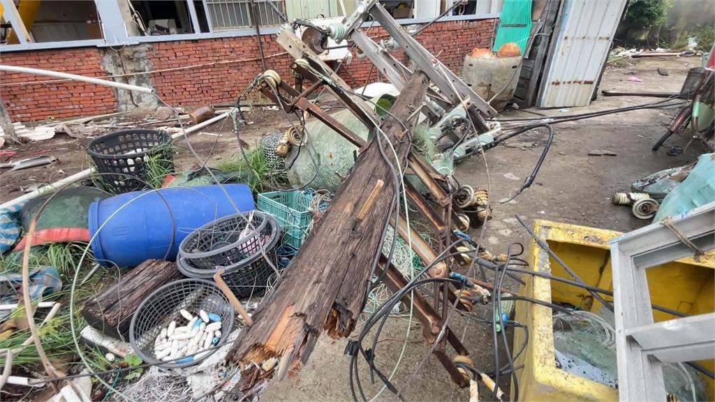 不敵風雨!旗津造船廠鷹架倒塌 壓毀台電線路一度逾3千戶停電