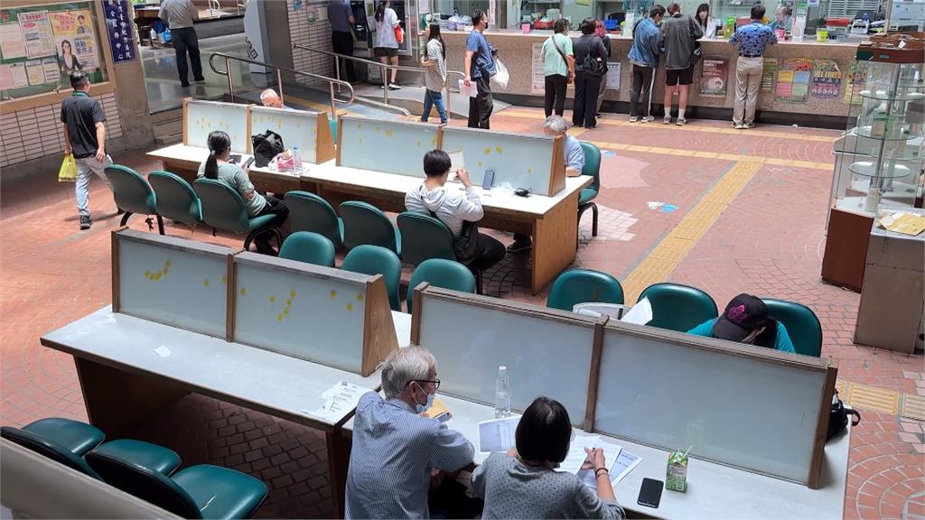 獨家／寫字台座位區被誤當「用餐區」　台中司法大廈「蟑螂亂竄」