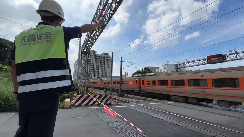 噹噹噹！火車快來了　休旅車卡平交道　保全察覺異狀　協助脫困