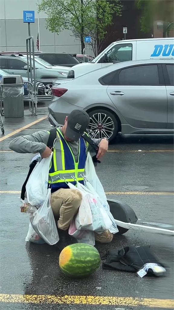 沒車怎麼辦？背心滑板車男出奇招「一人扛十袋」網盛讚：太天才了