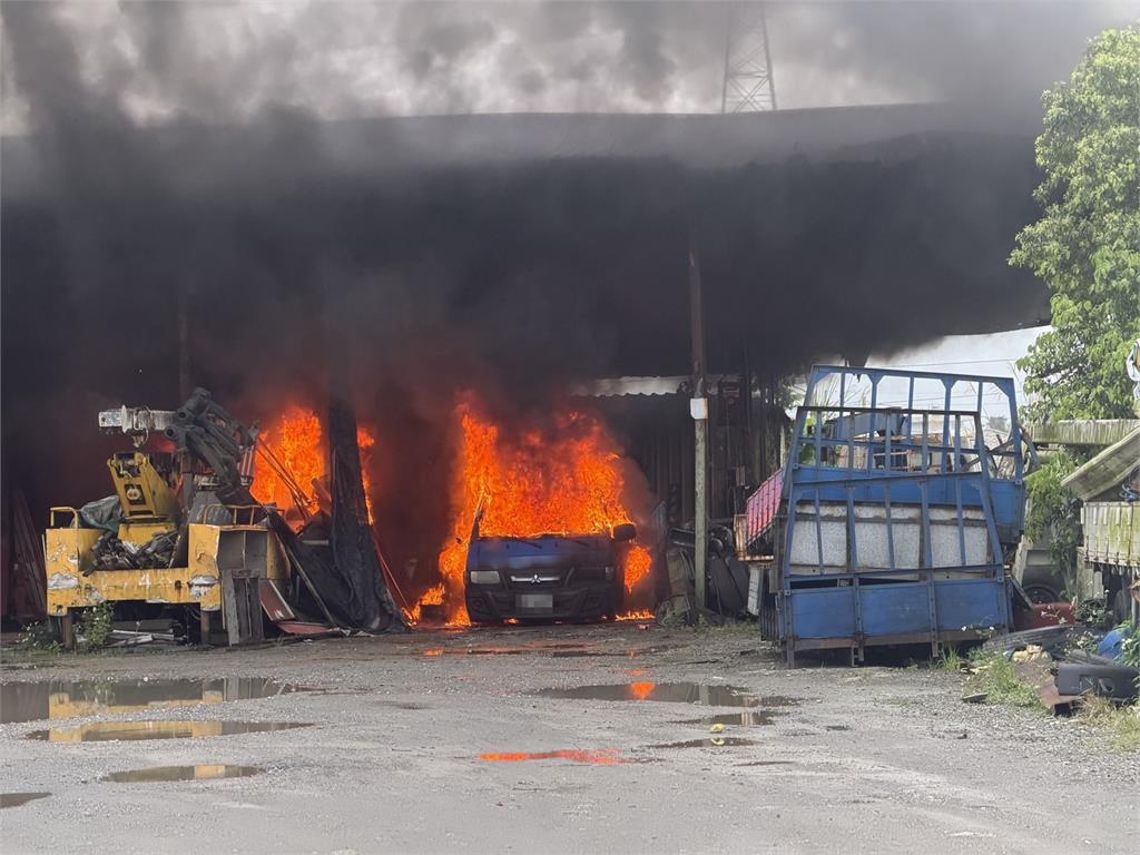 最新／火場就在加油站後方！黑煙遮半邊天　宜蘭汽修廠火勢畫面曝光