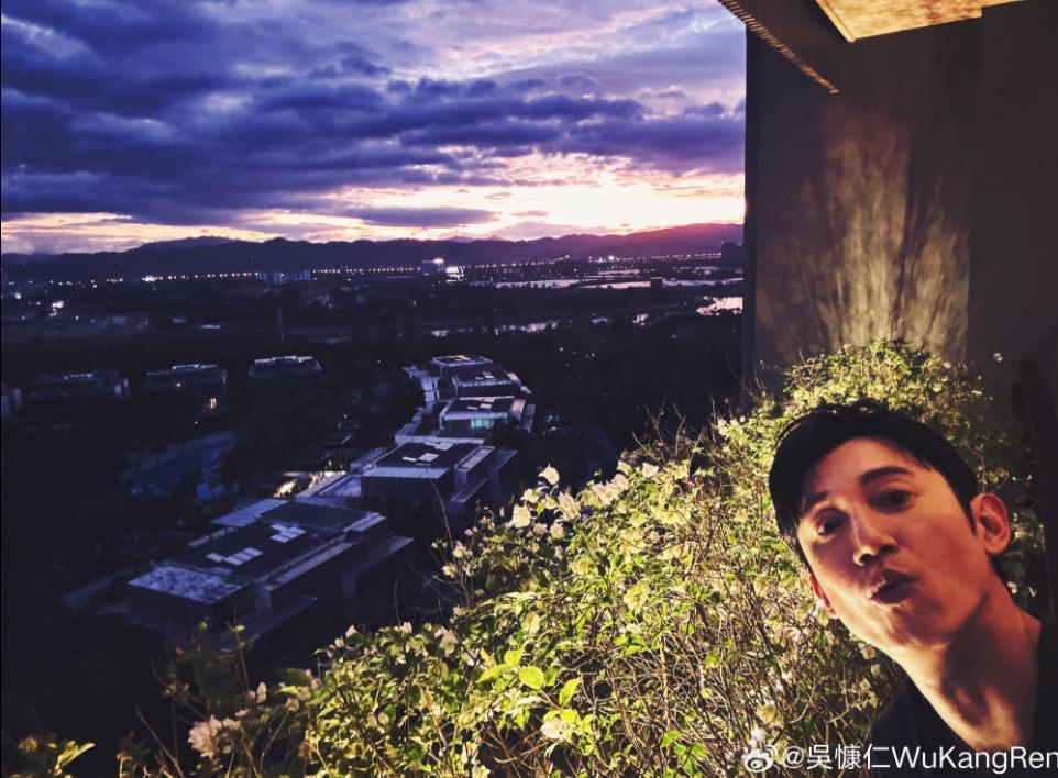 男星路邊「猛吸新鮮汁水」是吳慷仁!高調表態愛中國「消失1個月」現身