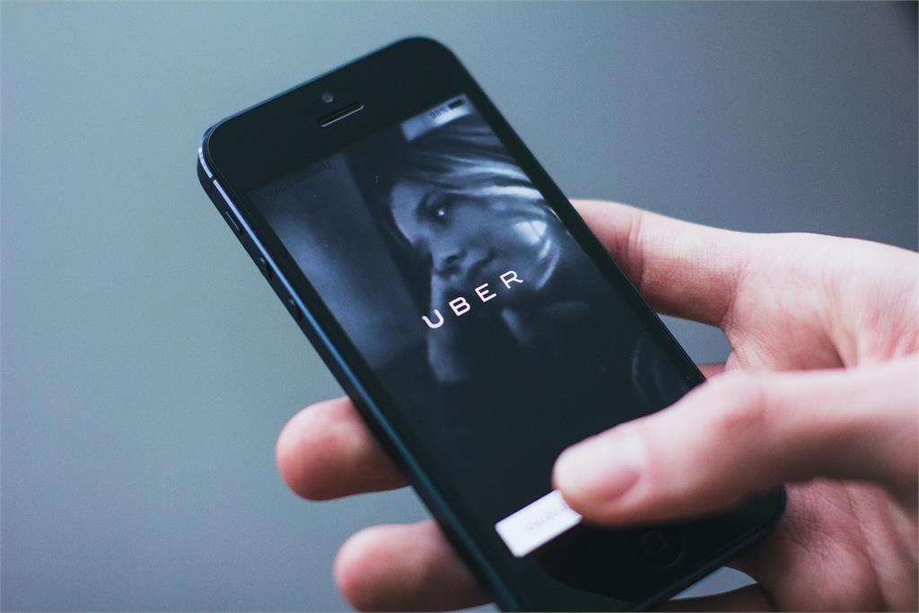 扯!小學生打翻水「Uber司機」索賠4.1萬⋯竟要求「舔乾」當和解