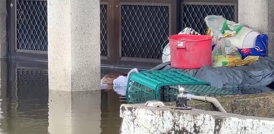 屏東災情! 南州鄉溢堤釀災 崁頂鄉"農用機"水上行舟馳援