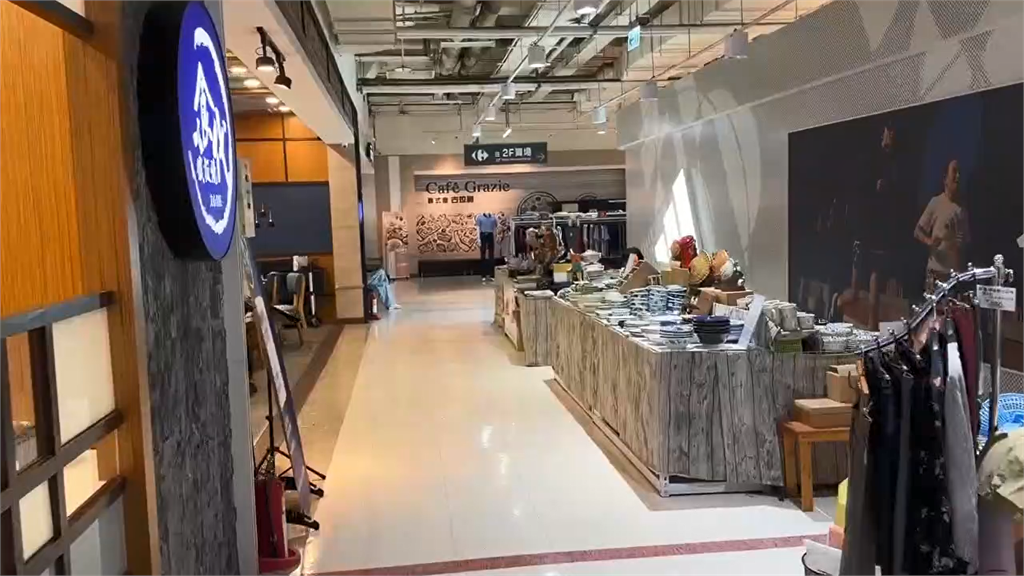 最新／台中又停電！家樂福文心店漆黑一片　民眾摸黑用餐畫面曝