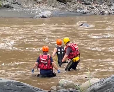 新北烏來溪水暴漲釣客受困 警消冒險渡河救援