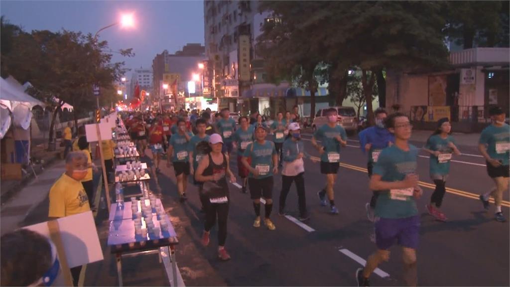 台南古都半程馬拉松　投射藍黃光挺烏克蘭