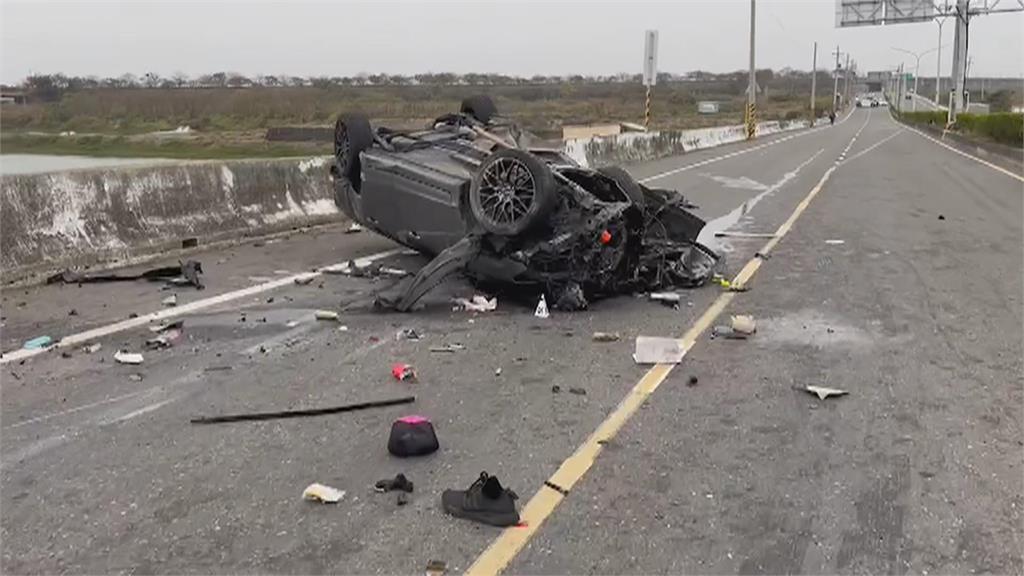 台南重大車禍! 轎車撞橋墩 4人噴飛2人命危