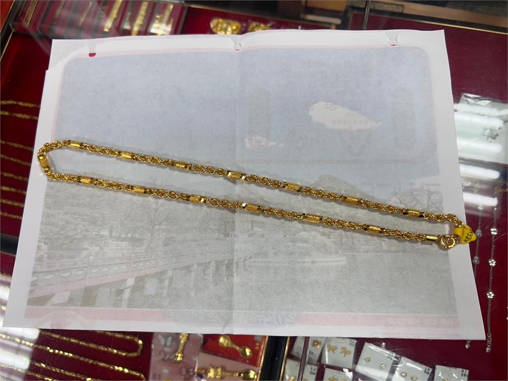 快新聞/台南1笨賊銀樓搶金飾「手機掉現場」 麻豆警迅速破案