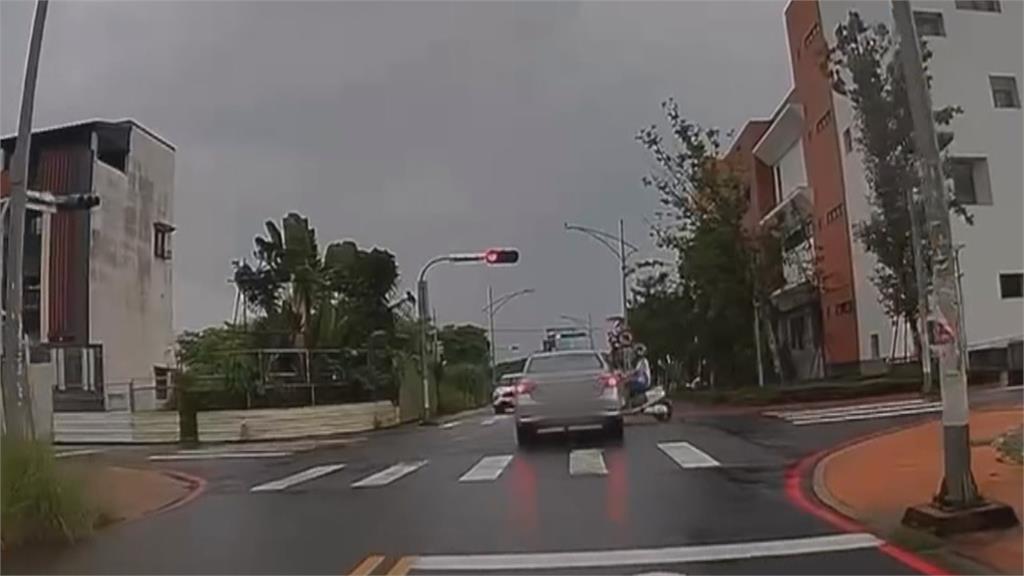 雲林無視紅燈直闖路口！　轎車猛撞微型電動車　騎士神級滑壘