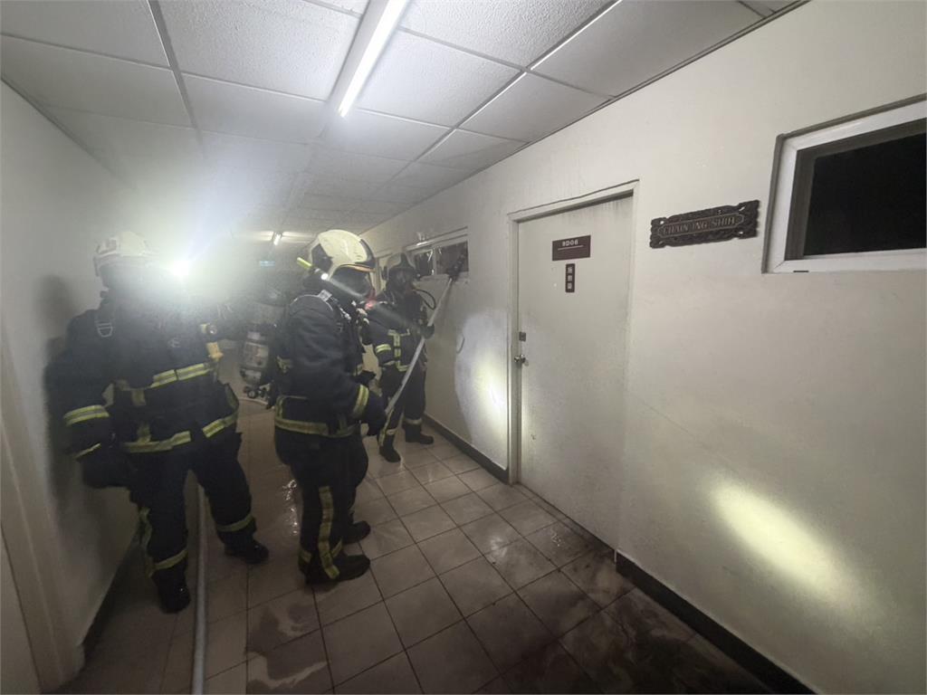 快新聞／中興大學建築竄出火舌　「疑為辦公室冷氣起火」
