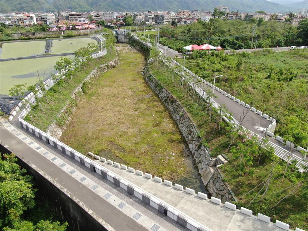 快新聞/ 5月汛期來臨 陳其邁「偕綠委」視察美濃三洽水滯洪池防汛整備