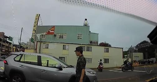 離營仍忘不了恐懼?他見班長向前「1秒倒車」慘撞更大咖