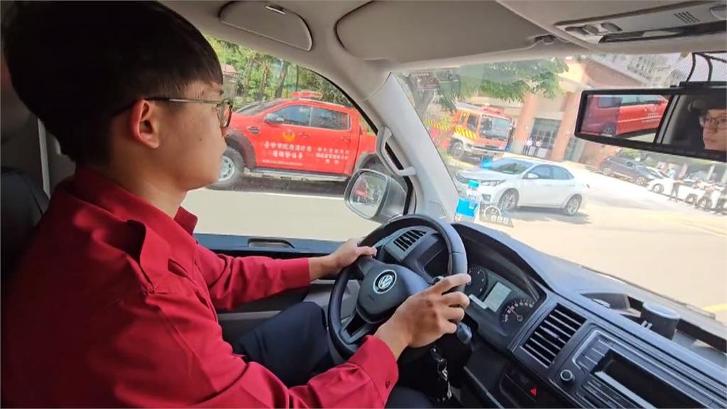 追過來了！　男子情緒失控持刀騎車追救護車
