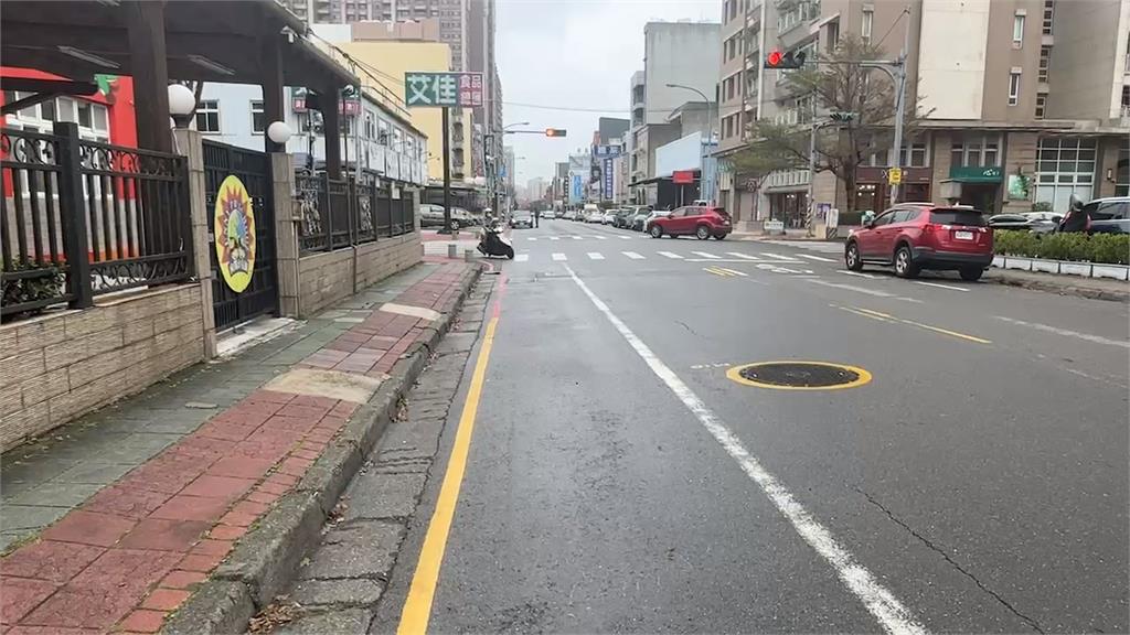送小孩上學轎車臨停「未兩段式開門」 機車雙載遭擊落碰撞摔地