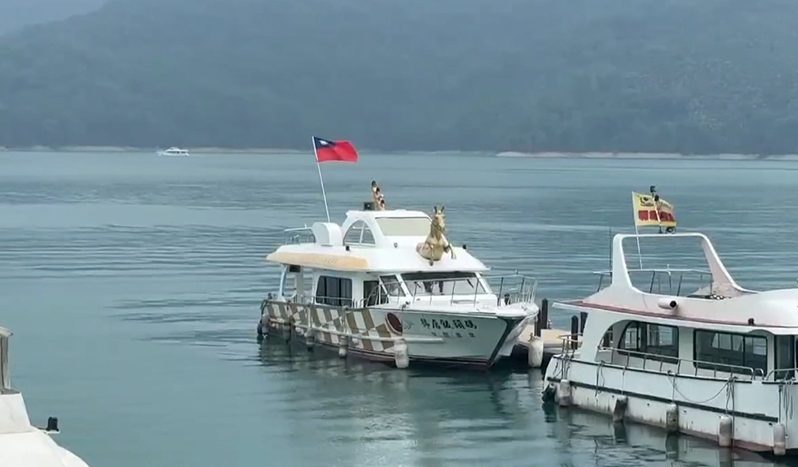 挑釁?日月潭船艇疑遭中國男 合成掛五星旗
