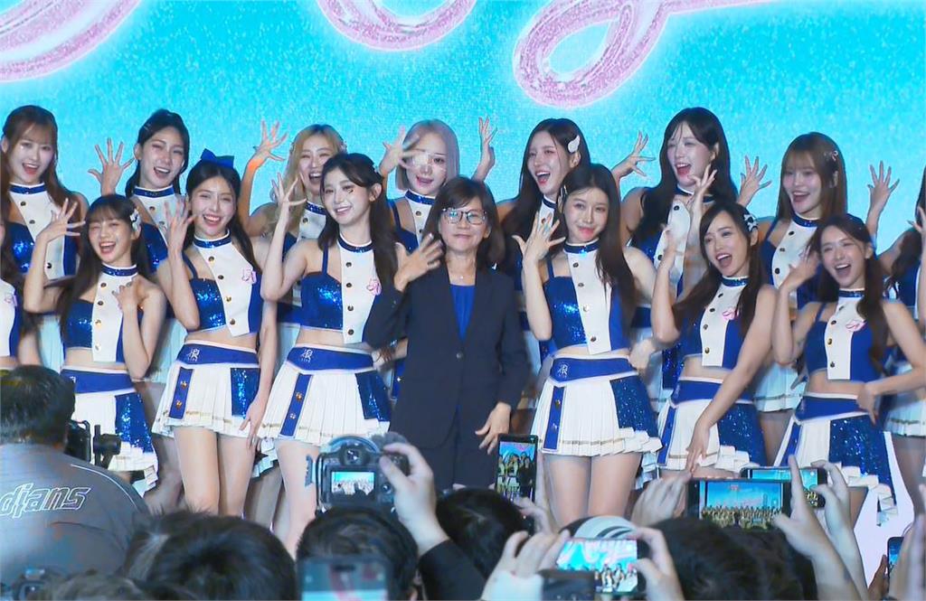 富邦悍將啦啦隊升級！　李珠珢「講中文」緊張台上淚崩