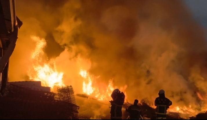 南投草屯垃圾場「廢棄床墊」起火！　　熊熊火焰竄燒、消防出動８車馳援