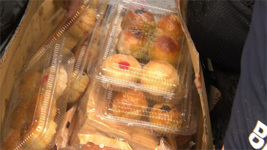 花蓮光復災情慘!青年騎車送物資 廂型車撞進民宅 人力不足暫置路旁