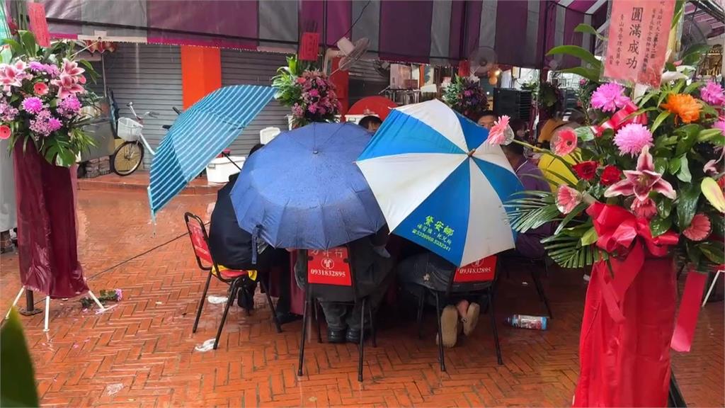 高雄大雨狂炸！　哈瑪星代天宮平安宴變「正港流水席」